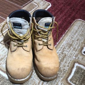 Boys boots.  Size 4.5.  Tundra. Thermolite.